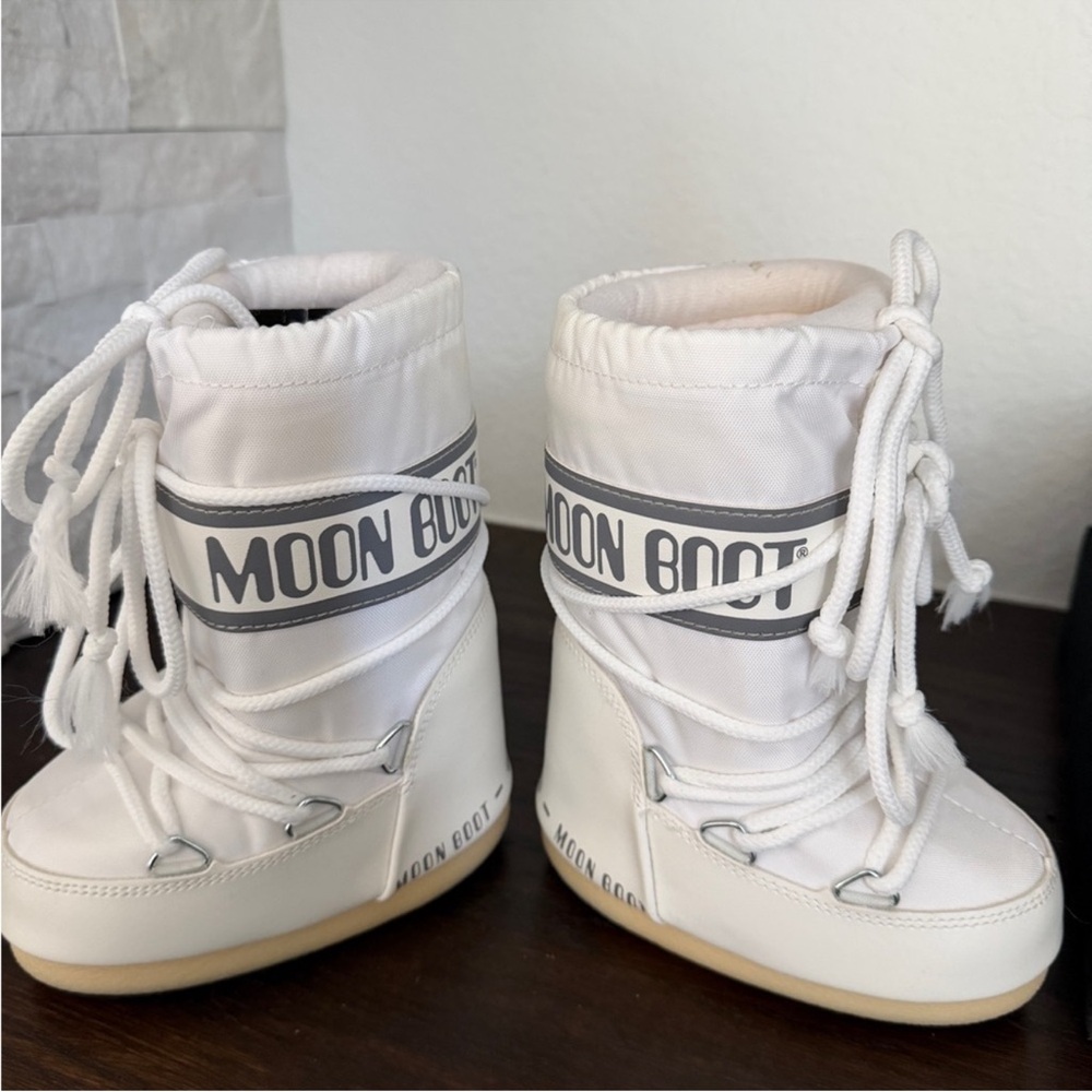 MOON BOOT ICON BOYS AND GIRLS WHITE NYLON BOOTS! SIZE 23/26 (7C-9.5C) BRAND NEW